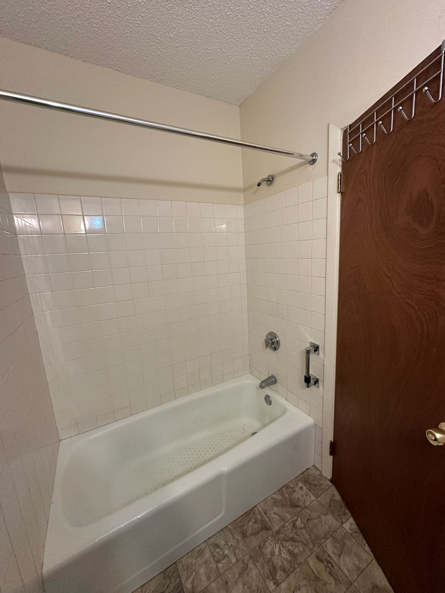 1660 East Main Street, Waterbury, Connecticut 06705, ,1 BathroomBathrooms,Apartment,For Rent,East Main Street,1027