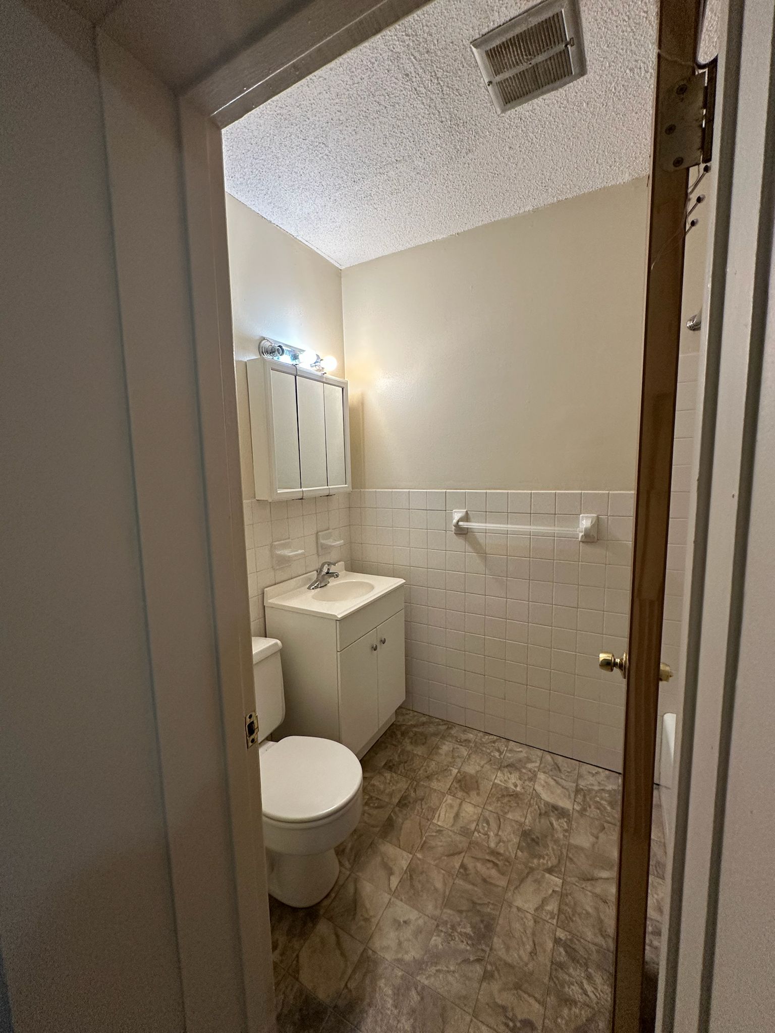 1660 East Main Street, Waterbury, Connecticut 06705, ,1 BathroomBathrooms,Apartment,For Rent,East Main Street,1027