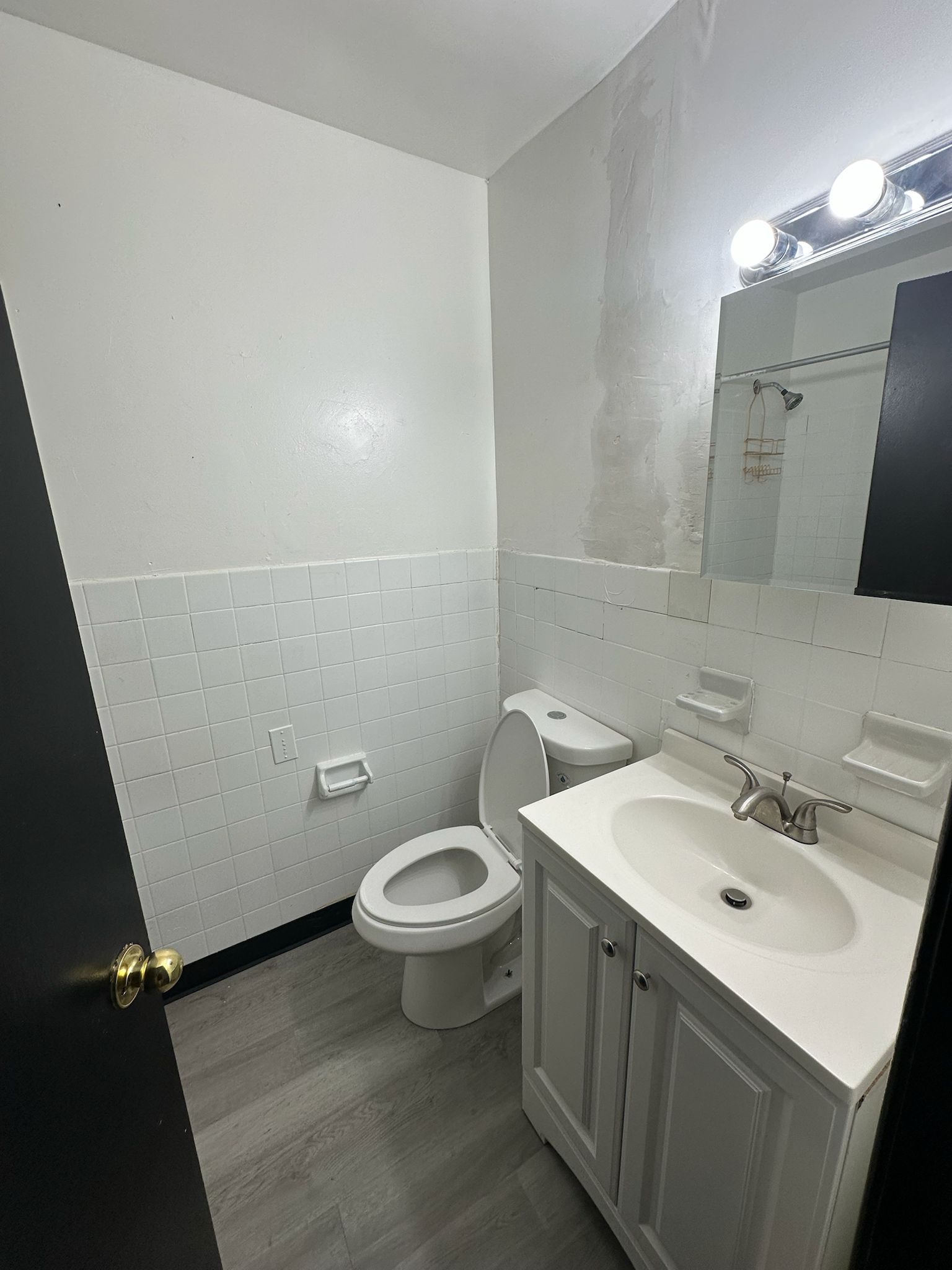 1660 East Main Street, Waterbury, Connecticut 06705, ,1 BathroomBathrooms,Apartment,For Rent,East Main Street,1027