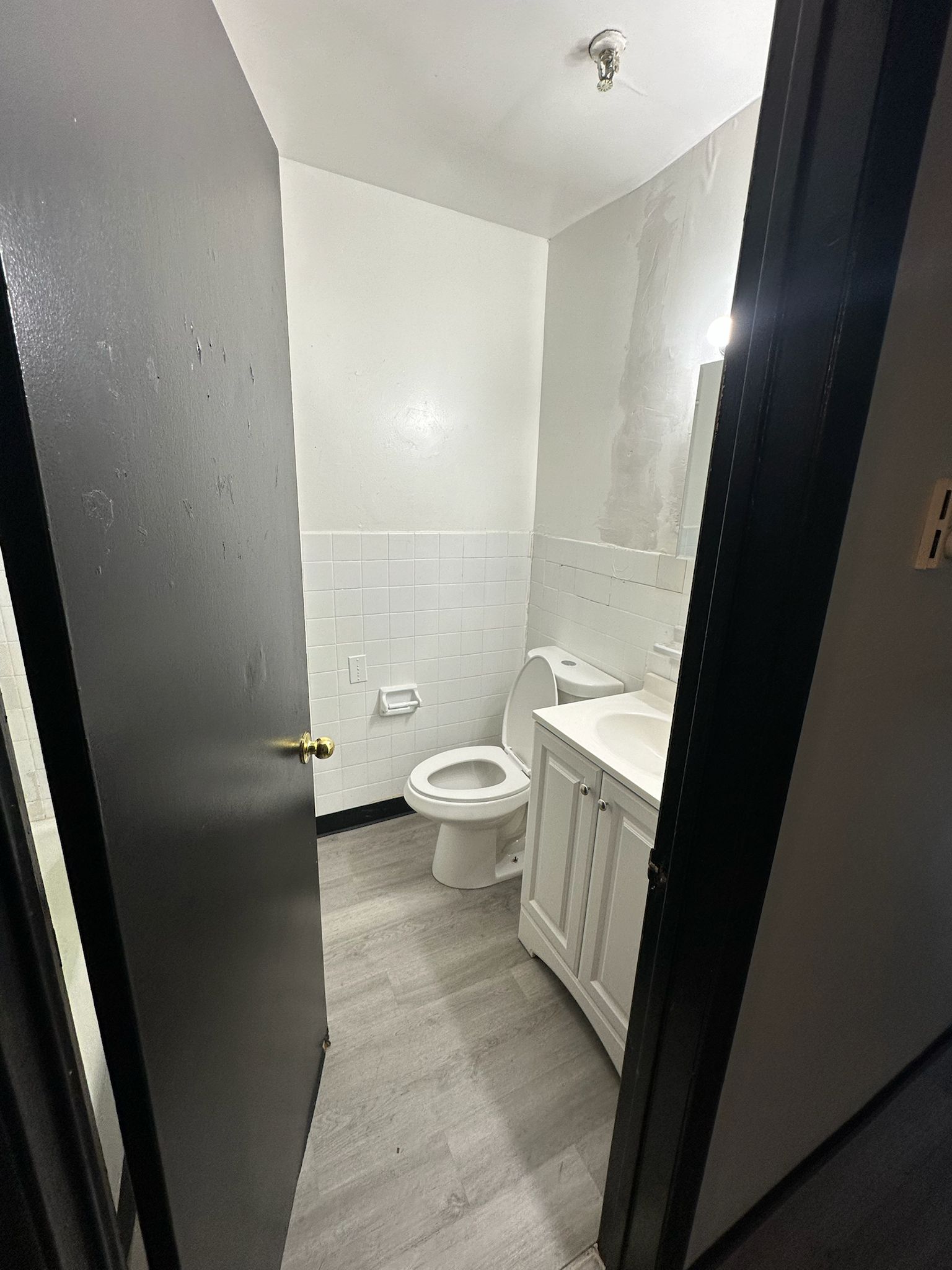 1660 East Main Street, Waterbury, Connecticut 06705, ,1 BathroomBathrooms,Apartment,For Rent,East Main Street,1027