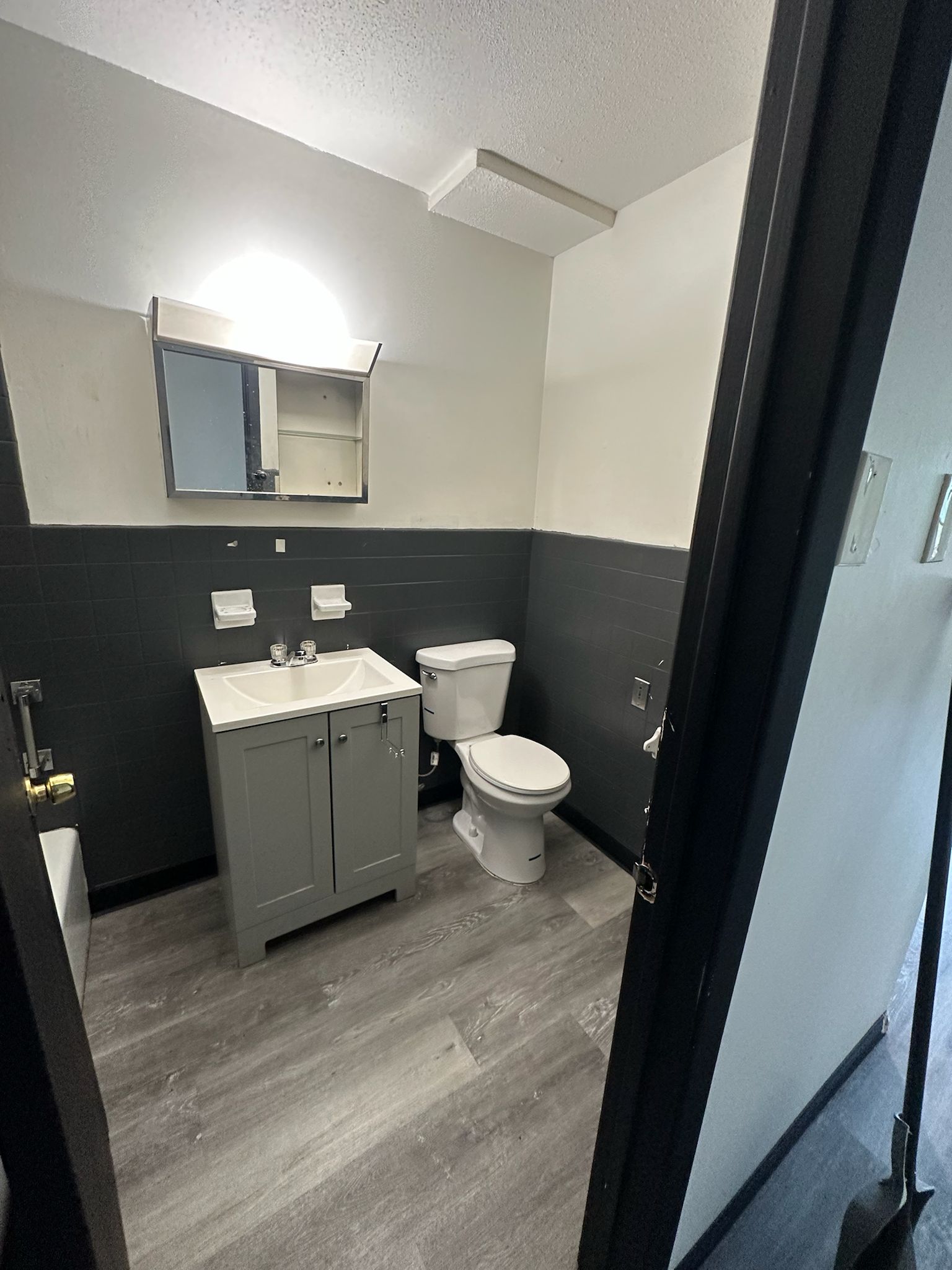 1660 East Main Street, Waterbury, Connecticut 06705, ,1 BathroomBathrooms,Apartment,For Rent,East Main Street,1027
