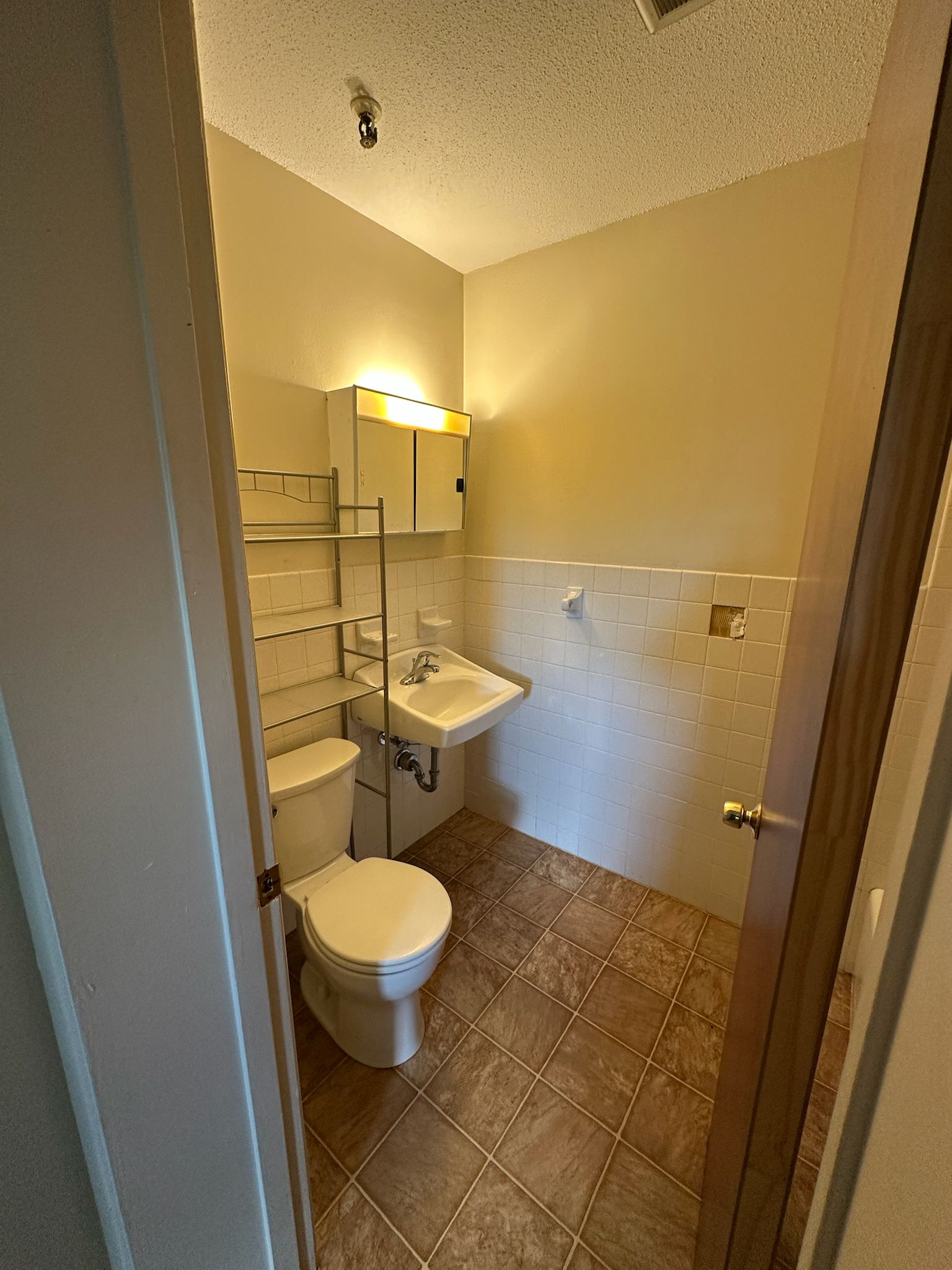 1660 East Main Street, Waterbury, Connecticut 06705, ,1 BathroomBathrooms,Apartment,For Rent,East Main Street,1027