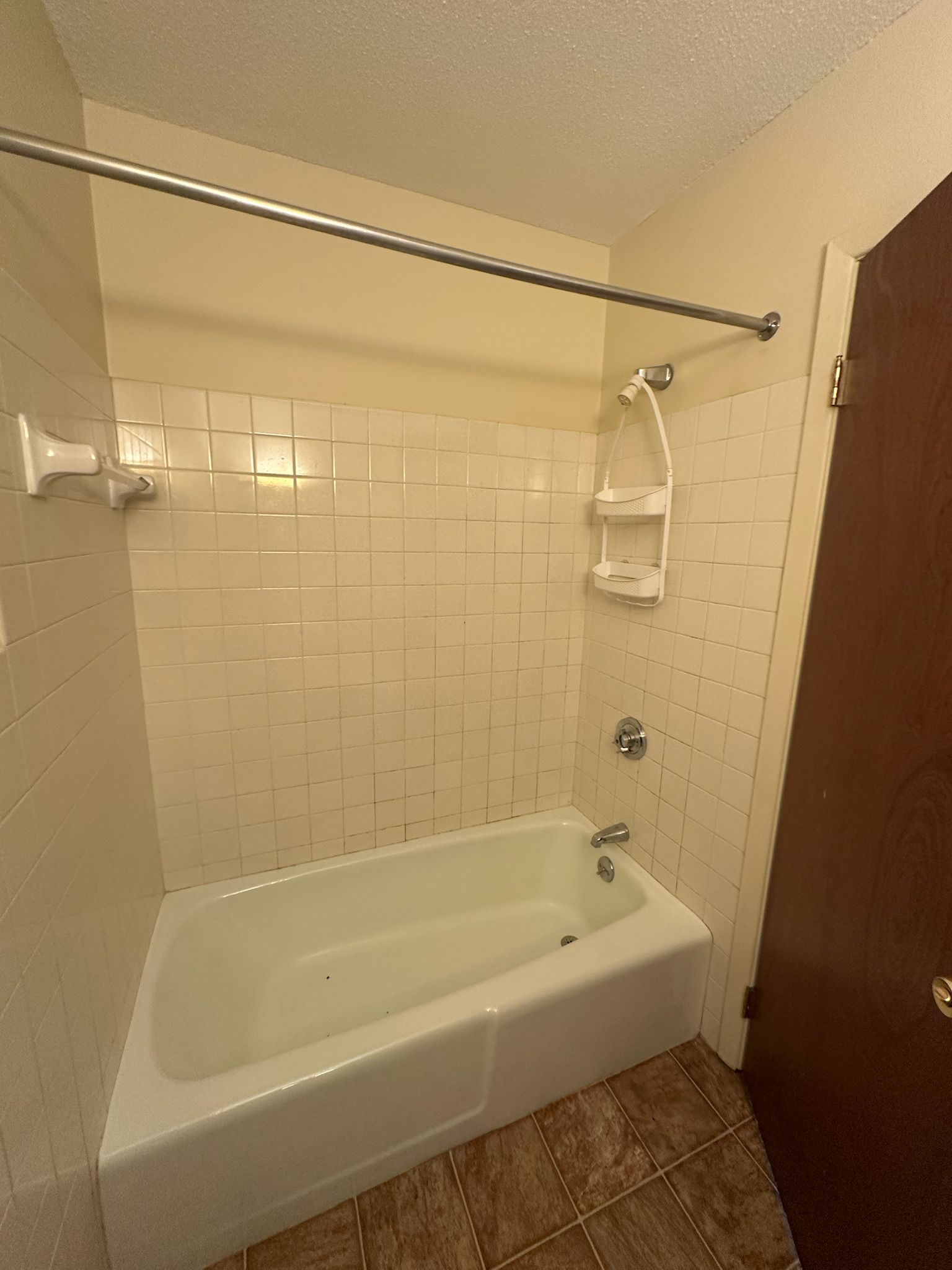 1660 East Main Street, Waterbury, Connecticut 06705, ,1 BathroomBathrooms,Apartment,For Rent,East Main Street,1027