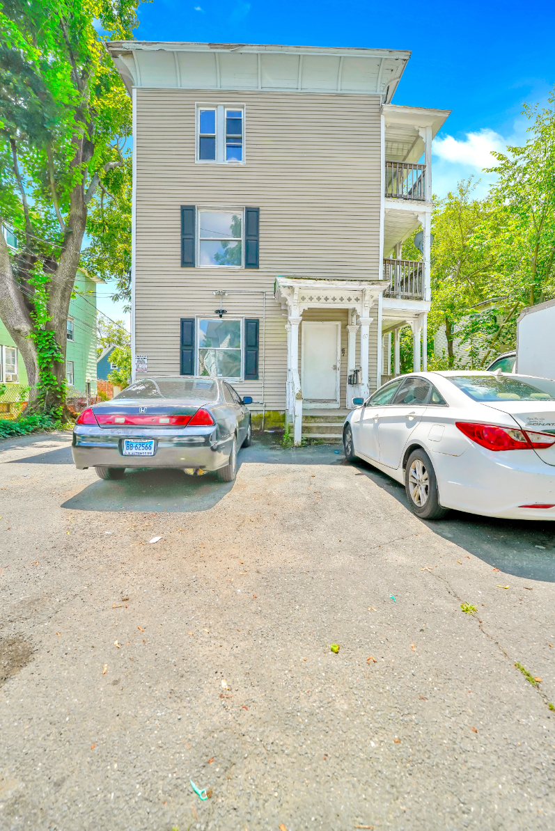 67 Burton Street, Waterbury, Connecticut 06704, 3 Bedrooms Bedrooms, ,1 BathroomBathrooms,Apartment,For Rent,Burton Street,2,1029