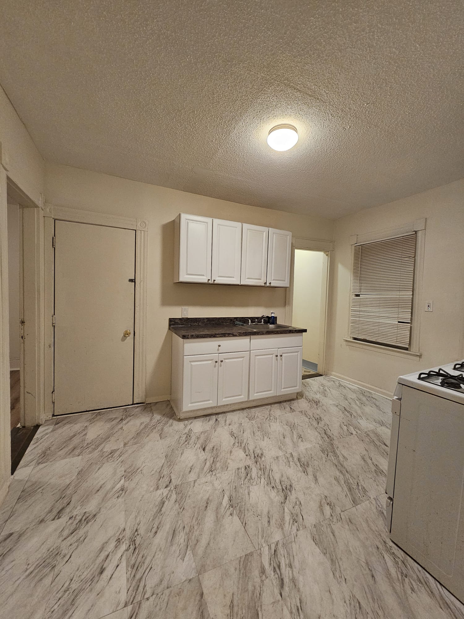 6 Frederick Court, Waterbury, Connecticut 06710, 3 Bedrooms Bedrooms, ,1 BathroomBathrooms,Apartment,For Rent,Frederick Court,1,1030