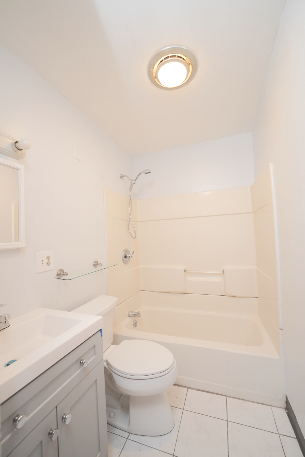29 Myrna Avenue, Waterbury, Connecticut 06704, 4 Bedrooms Bedrooms, ,1 BathroomBathrooms,Apartment,For Rent,Myrna Avenue,1036