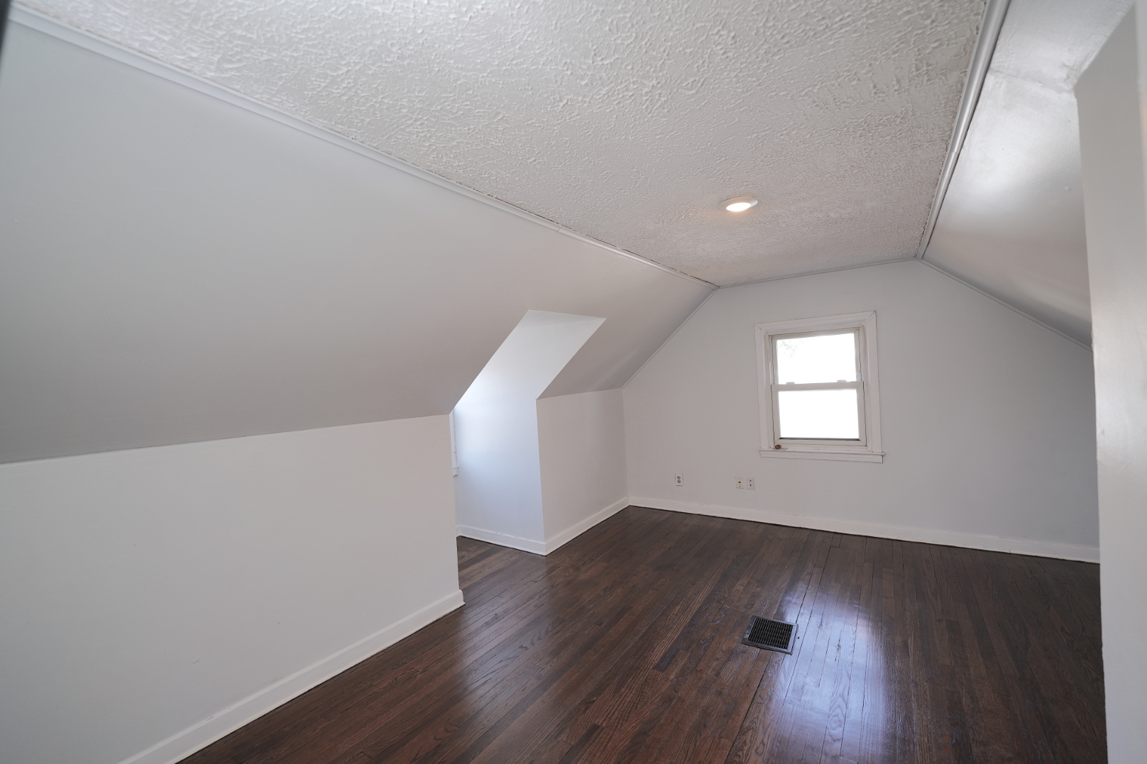 29 Myrna Avenue, Waterbury, Connecticut 06704, 4 Bedrooms Bedrooms, ,1 BathroomBathrooms,Apartment,For Rent,Myrna Avenue,1036