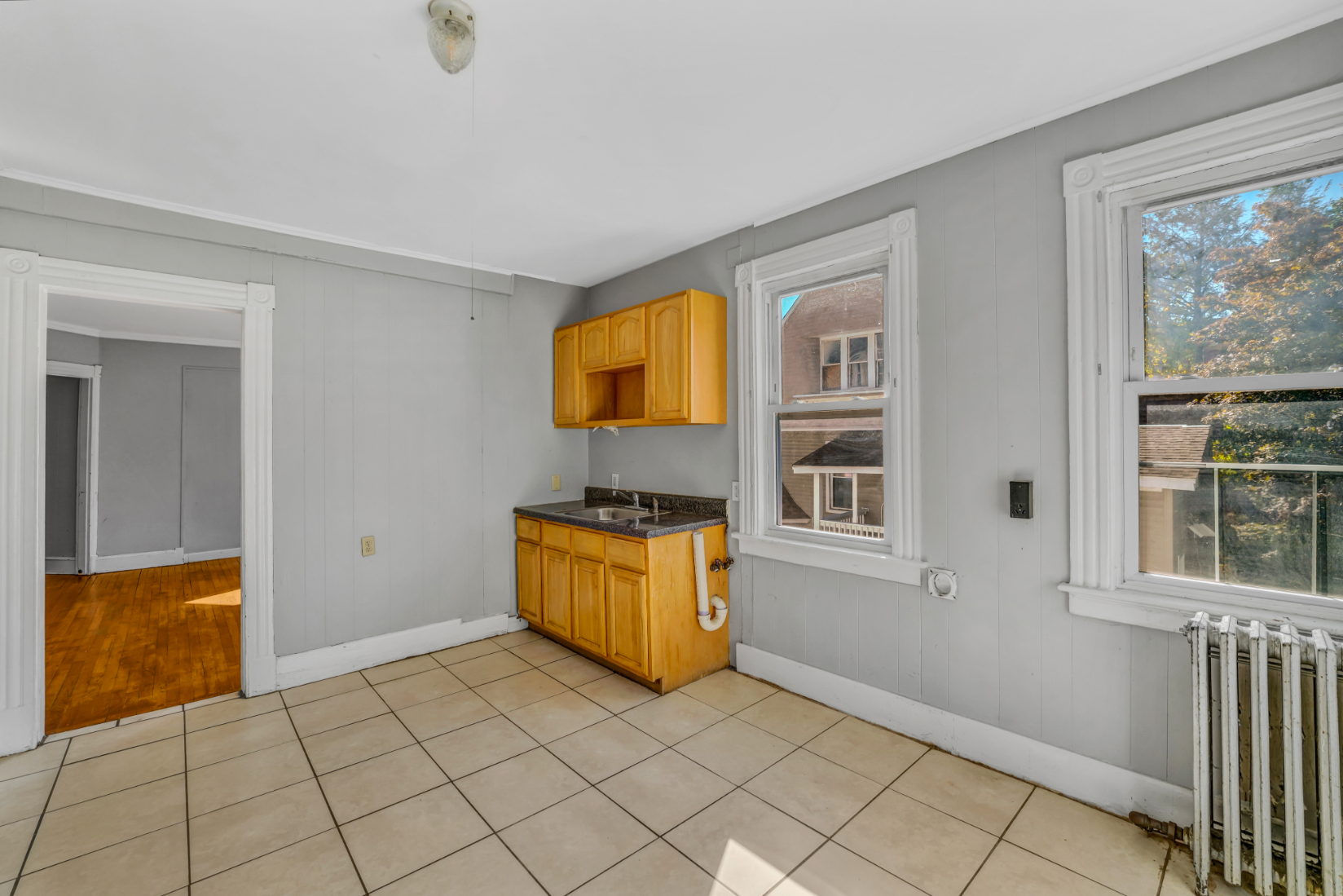 221 Willow Street, Waterbury, Connecticut 06710, 4 Bedrooms Bedrooms, ,1 BathroomBathrooms,Apartment,For Rent,Willow Street,1038