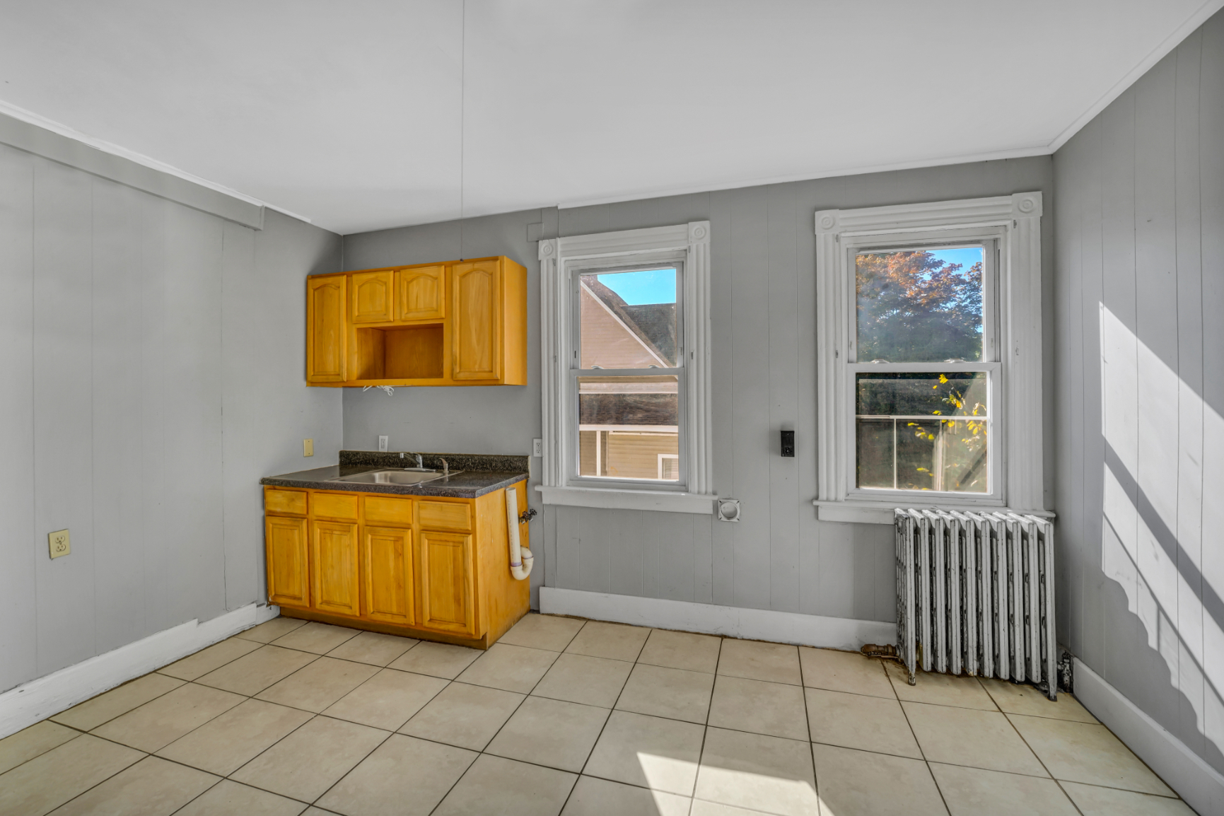 221 Willow Street, Waterbury, Connecticut 06710, 4 Bedrooms Bedrooms, ,1 BathroomBathrooms,Apartment,For Rent,Willow Street,1038