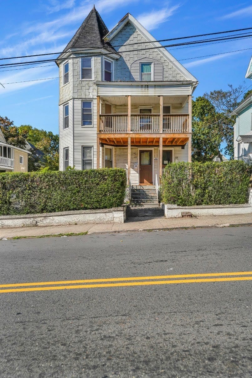 221 Willow Street, Waterbury, Connecticut 06710, 4 Bedrooms Bedrooms, ,1 BathroomBathrooms,Apartment,For Rent,Willow Street,1038